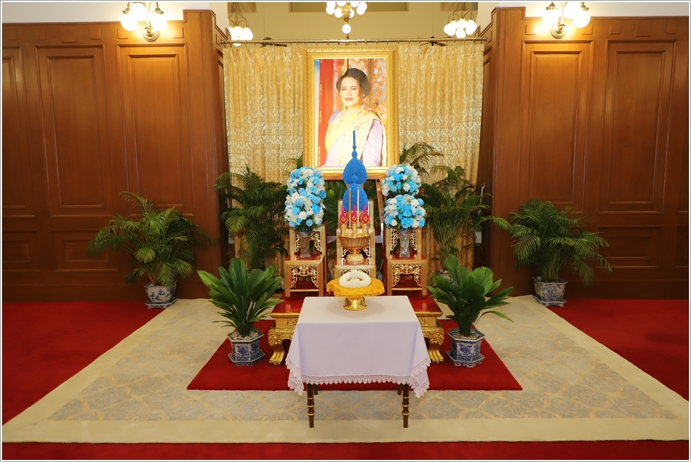 กรมบังคับคดีร่วมลงนามถวายความอาลัย และถวายสักการะหน้าพระฉายาลักษณ์ สมเด็จพระนางเจ้าสิริกิติ์ พระบรมราชินีนาถ พระบรมราชชนนีพันปีหลวง